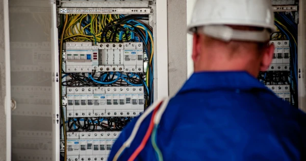 7 Advantages of Hiring Emergency Electricians