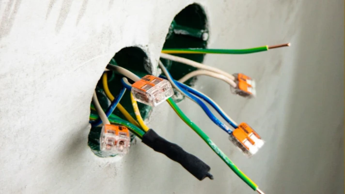 5 Reasons You Should Only Hire a Qualified Electrician